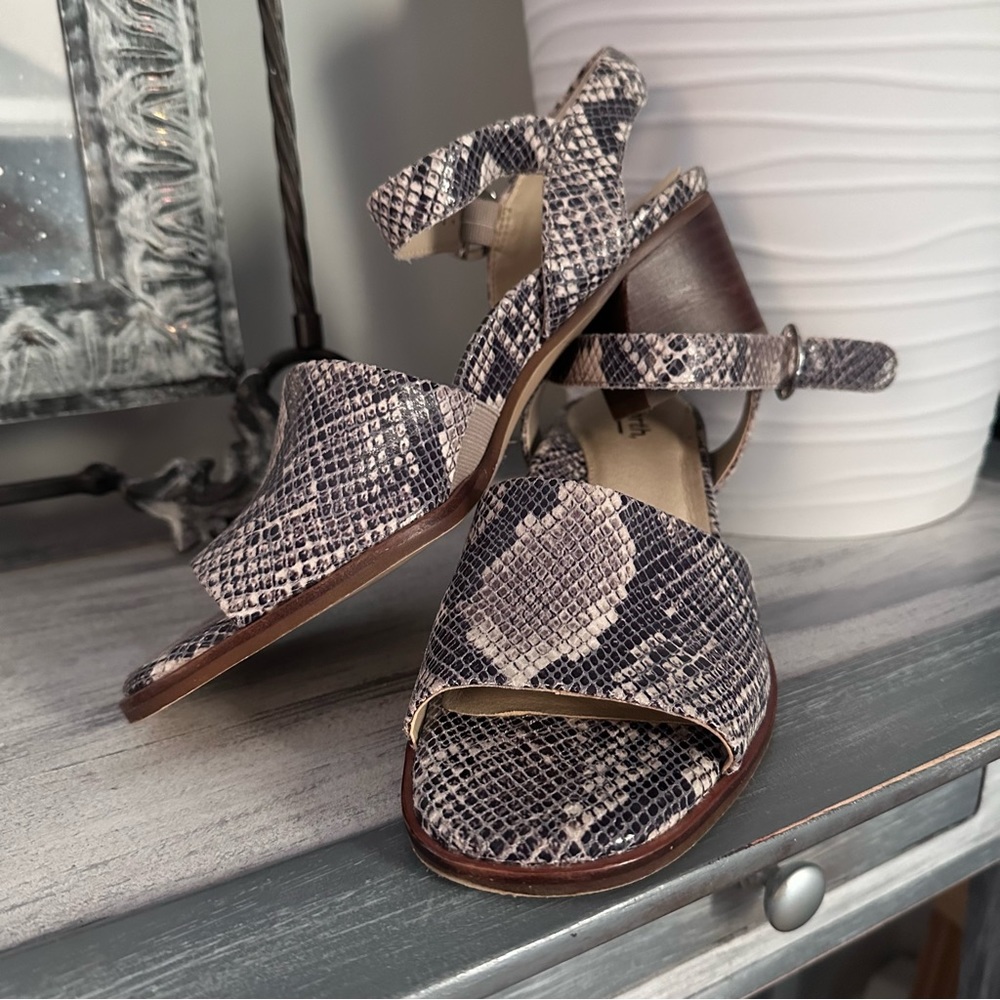 Earth Navy & White Snakeskin Pattern Comfort Block Heel Sandals sz 8